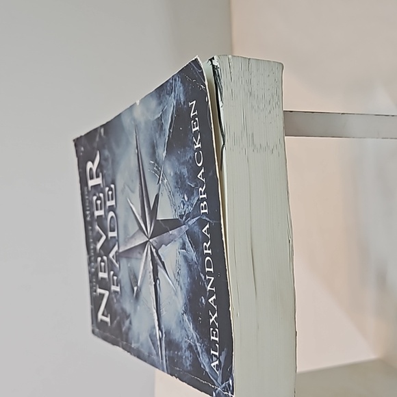 The Darkest Minds Never Fade BRACKEN First Hyperion Paperback edition 2014 - Picture 6 of 17